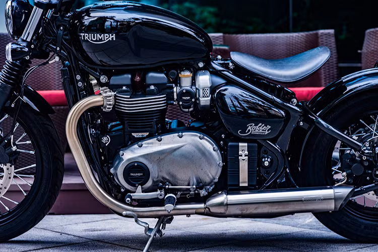 Triumph đã "ngụy trang" hệ thống phun xăng điện tử bằng "vỏ bọc" của chế hòa khí thông thường. Giống các mẫu xe độ mới hiện nay, ổ khóa của Bonneville Bobber được đặt ở dưới, ngay cạnh động cơ. Hai bên thân xe có cặp ốp che dán tem chữ Bobber với font đầy ngẫu hứng. Xe sở hữu hệ thống bướm ga điện tử, hệ thống lái 2 chế độ, hệ thống điều khiển lực kéo và ly hợp chống trượt bánh khi dồn số gấp (slipper clutch)...