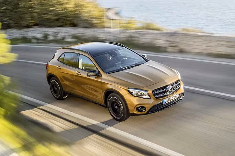 Mercedes-Benz GLA 200 hoạt động tốt hơn so với những người anh em của nó. Mức tiêu hao nhiên liệu 10,9 lít/100 km từ khối động cơ 2.0 lít turbo, bốn xy-lanh. Xe được trang bị hộp số tự động ly hợp kép 7 tốc độ, nhưng hộp số này tồn tại nhiều nhược điểm bởi phân phối năng lượng chưa mượt mà.
