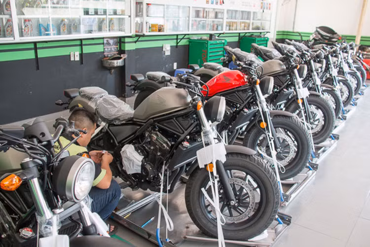 Sau loạt xe môtô Honda Rebel 300 mới vừa được phân phối chính hãng tại thị trường Việt Nam. Mới đây, những chiếc xe môtô Honda Rebel 500 mới vừa được một đại lý tư nhân tại TP HCM nhập về. Trước đó vào hồi tháng 11/2017 mẫu xe này cũng đã được đưa về Việt Nam theo diện nhập khẩu không chính hãng.