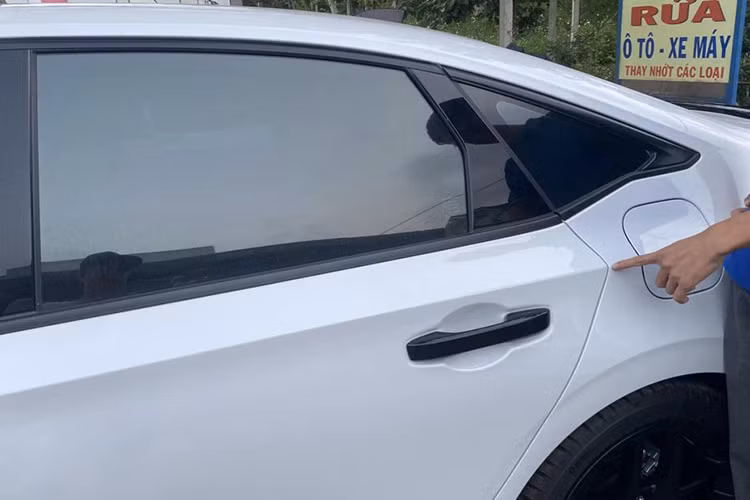 Nghi ngờ có vấn đề, anh Thông đã liên hệ với tư vấn bán hàng của đại lý Honda Ô tô Sài Gòn - Võ Văn Kiệt để kiểm tra. Tuy nhiên, đại lý cam kết không phải bị sơn lại, còn khách hàng giữ nguyên quan điểm.
