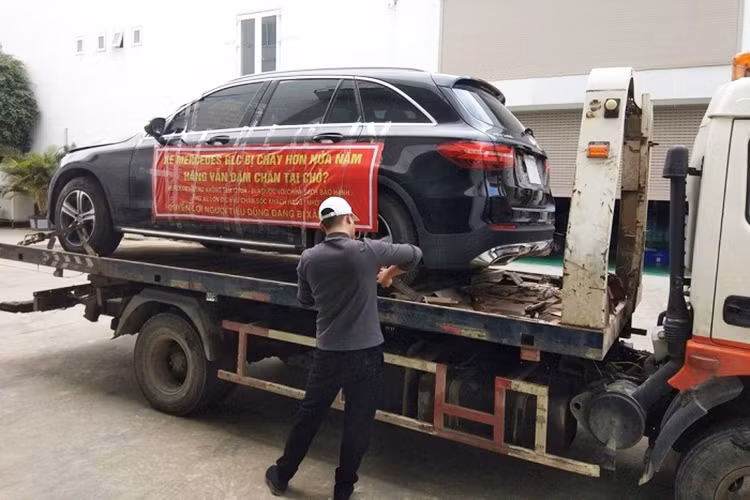 Ôtô đang là phương tiện di chuyển phổ biến nhất, đây cũng là tài sản có giá trị lớn, đặc biệt những chiếc xe mới có giá cả tỷ đồng là ước mơ của nhiều người dùng, gia đình Việt. Tuy nhiên, nhiều trường hợp bỏ ra cả tỷ đồng, nhưng nhận lại những chiếc ôtô lỗi hỏng ở Việt Nam khiến cộng đồng người dùng "ngao ngán" vì mua phải "cục tức" vào thân.