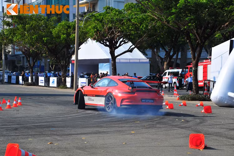  Trước Porsche, thương hiệu Mini cũng rơi vào trường hợp tương tự khi một khách hàng gây tai nạn trong sự kiện trải nghiệm xe tại Hà Nội. 