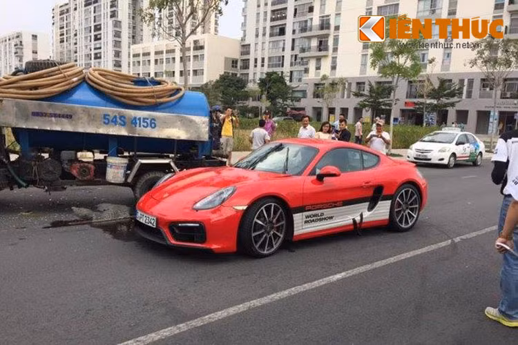 Được biết, vụ tai nạn này xảy ra nằm trong sự kiện trải nghiệm các dòng xe Porsche tại Việt Nam - mang tên Porsche World Roadshow 2016 đang được tổ chức tại Quận 7, TP HCM.