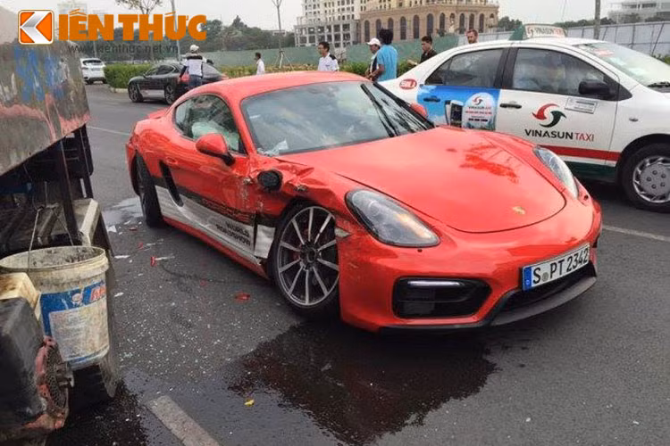 Chiều 26/3, trong buổi trải nghiệm lái các dòng xe Porsche dành cho khách hàng diễn ra tại một địa điểm ở quận 7, TP HCM, chiếc Porsche Cayman GTS do một khách hàng cầm lái đã va chạm với chiếc xe chở nước.