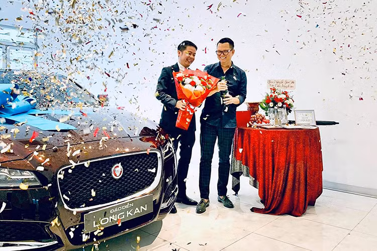 Chia sẻ trên trang cá nhân của mình, Long Kan tỏ ra đầy hứng khởi: "Chính thức gia nhập đại gia đình siêu báo Jaguar từ 29/01/2019! Mê em Báo này từ hồi xem các phim điệp viên của Anh và ngao du trên vương quốc của Nữ hoàng. Cảm ơn Jaguar Vietnam vì sự ưu ái &amp; đón tiếp trọng thị. Một cái kết đẹp của 2018 và mở ra khởi đầu mới"