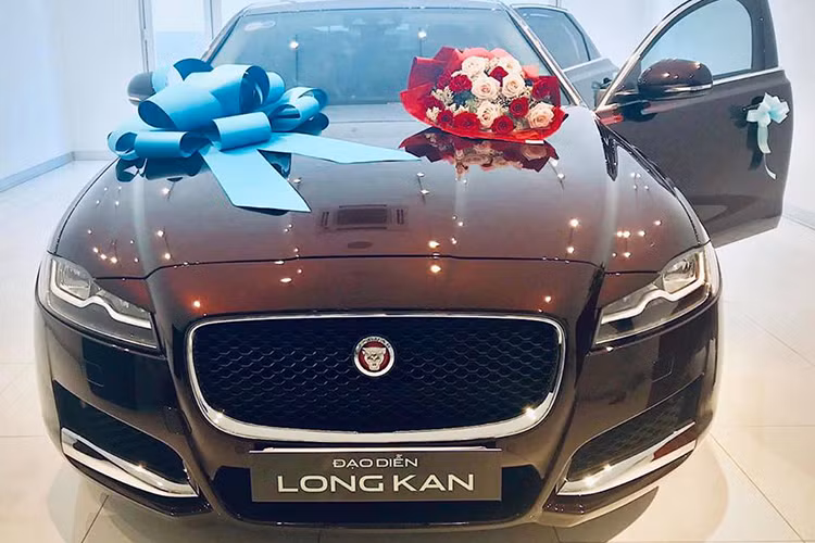 Với những người nổi tiếng, các hãng xe thường có mức giá hấp dẫn dành cho họ khi mua xe, vì thế, không rõ đạo diễn Long Kan đã chi bao nhiêu tiền để mua chiếc Jaguar XF. Chỉ biết rằng, giá xe sang Jaguar chính hãng dành cho phiên bản XF có giá từ 3 tỷ đến 4,21 tỷ đồng dành cho 3 phiên bản là XF Pure, XF Prestige và XF Portfollio.
