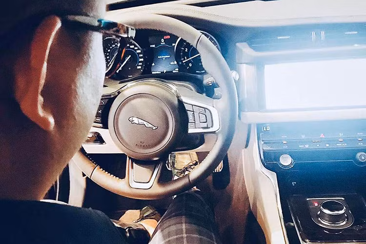 Ngoài điểm độc đáo, mang phong cách riêng về thiết kế kiểu quý tộc Anh quốc, Jaguar XF mới có cấu tạo thân xe bằng hợp kim nhôm nguyên khối Lightweight Aluminium Architecture, nhẹ hơn 190kg so với phiên bản tiền nhiệm. Phần thân xe được chế tạo chủ yếu bằng nhôm đúc, ghép với nhau bằng tán đinh và ép đùn làm tăng độ cứng vững cho xe khi vận hành.