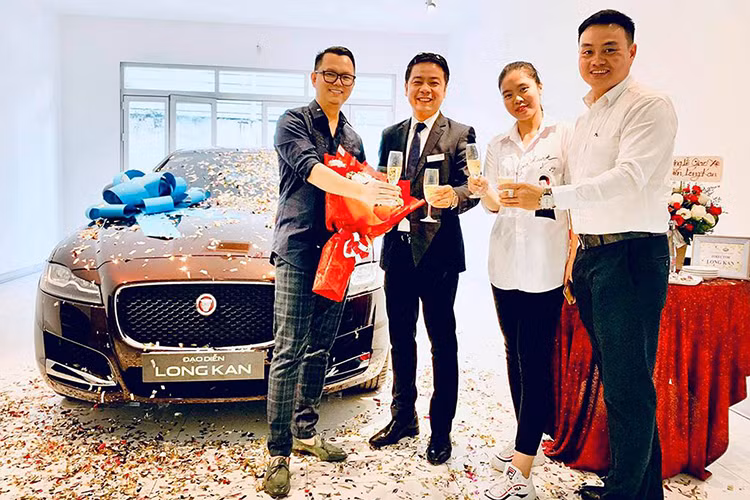 Buổi bàn giao chiếc sedan Jaguar XF của Long Kan diễn ra vào ngày 29/1/2019 tại đại lý chính hãng của Jaguar Land Rover. Chiếc xe này có màu sơn nâu ở ngoại thất đi kèm một số chi tiết mạ crôm sáng bóng.