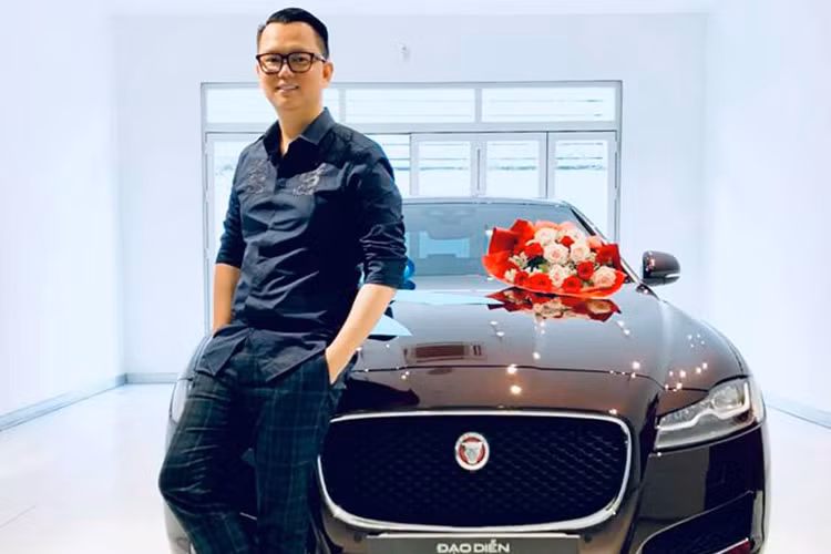 Jaguar XF của Long Kan được trang bị động cơ 4 xi-lanh, tăng áp, dung tích 2.0 lít, sản sinh công suất tối đa 240 mã lực và mô-men xoắn cực đại 340 Nm. Mẫu sedan hạng sang này có khả năng tăng tốc lên 100 km/h từ vị trí xuất phát chỉ trong vòng 7 giây. Tốc độ tối đa 280 km/h.