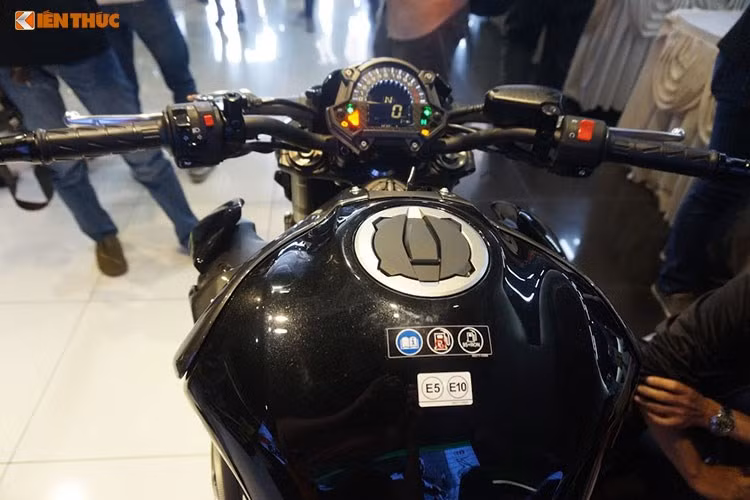 Trên mẫu Z900, Kawasaki không tái sử dụng bộ khung của dòng naked-bike Z800, thay vào đó là kết cấu khung Trellis bằng thép ống hoàn toàn mới. Xe sử dụng bình xăng với dung tích 17 lít, trọng lượng 210,5 kg - so với nhiều mẫu xe cùng phân khúc, Z900 có độ nặng ở mức trung bình.