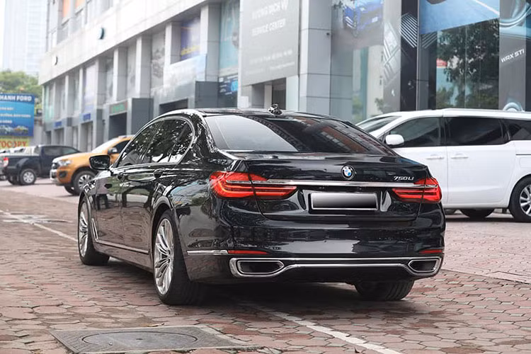 So với các phiên bản cao cấp hơn, 730Li có mâm nhỏ hơn với đường kính chỉ 18 inch với thiết kế hình chữ V, sử dụng lốp Runflat có khả năng tiếp tục chạy khi bị đinh đâm vào. Xe cũng nhẹ hơn gần 136 kg so với thế hệ trước, đồng thời độ cứng và khí động học được cải thiện đáng kể giúp bảo vệ hành khách tốt hơn khi xảy ra va chạm.