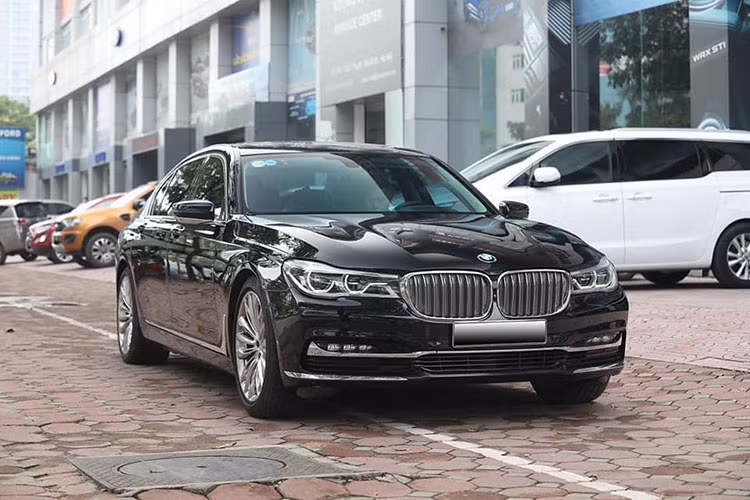 Nằm trong phân khúc sedan hạng sang cỡ lớn với hai đối thủ “xứng tầm” đồng hương là Mercedes-Benz S-Class và Audi A8 thời điểm 2016. Mẫu xe đầu bảng của xứ Bavaria, BMW 7 Series đã nhận được nhiều nâng cấp đáng kể với phiên bản 2016, đặc biệt là sự xuất hiện của BMW 730 Li thế hệ mới sử dụng động cơ tăng áp kép 2.0 lít trở thành mẫu sedan có động cơ nhỏ nhất