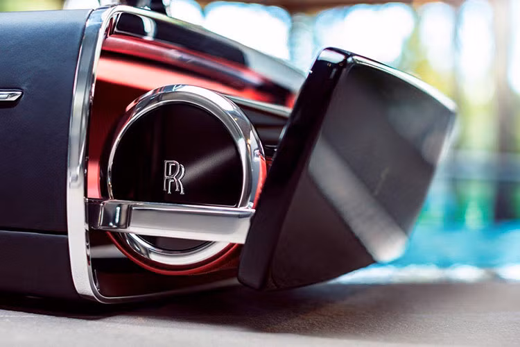 Nói là vậy, thực tế vali rượu của Rolls-Royce xứng tầm một tác phẩm nghệ thuật khi nó có một khung gầm carbon và nhôm giống như các mẫu siêu xe đẳng cấp. Khung gầm này được bọc trong lớp da màu đen và còn được chạm nổi logo nữ thần Spirit of Ecstasy.