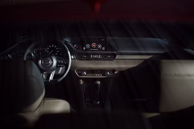 Nội thất của mẫu xe sedan nhà Mazda thừa hưởng mạnh những trang bị từ "người anh em" của mình là dòng CX-9 mới. Khách hàng Mazda 6 mới sẽ sở hữu các ghế bọc da Nappa, UltraSuede và các ốp gỗ trang trí Nhật Bản. Thiết kế khu vực này cũng gọn gàng và đẹp mắt hơn.