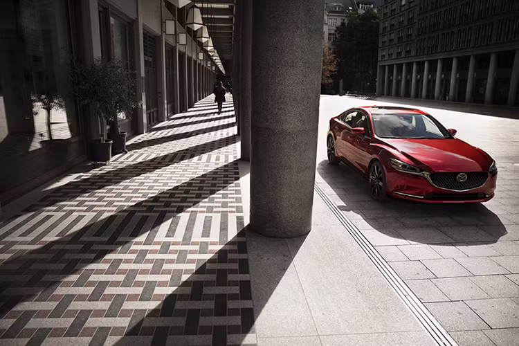 Sau khi ra mắt tại Los Angeles Auto Show 2017, mẫu xe sedan Mazda 6 2018 sẽ chính thức có mặt tại các showroom Mỹ vào mùa xuân năm sau. Giá bán của xe dự đoán sẽ trên 21.945 USD (khoảng 498 triệu đồng).