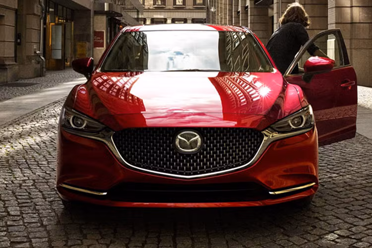 Mazda6 2018 có ngoại hình gần như một phiên bản mới chứ không chỉ là nâng cấp. Đầu xe được làm mới với ưới tản nhiệt vuốt từ cụm đèn pha, nan lưới kiểu mạng chỉ chứ không không còn là kiểu thanh ngang. Cản trước của xe cũng thấp hơn và phong cách hơn với hút gió kiểu thể thao.