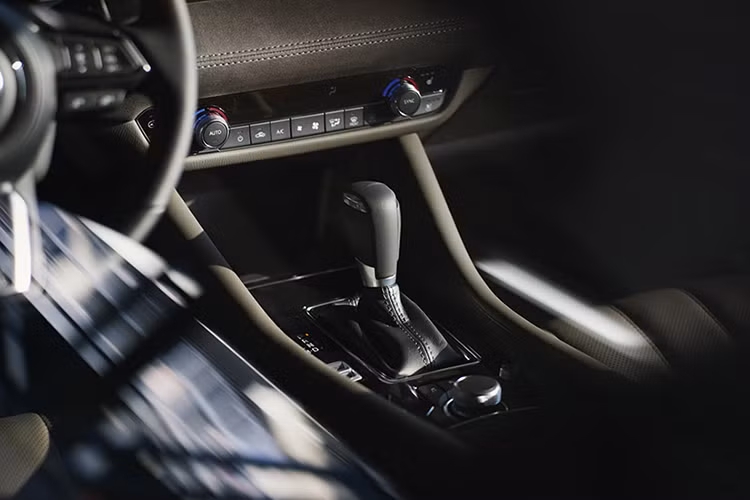 Khu điều khiển trung tâm nổi bật với màn hình thông tin giải trí rộng 8 inch rõ nét hơn có MAZDA CONNECT và cụm đồng hồ có màn hình 7 inch (ở các phiên bản cao). Ngoài ra, xe còn sở hữu hệ thống head-up display trên kính chắn gió, camera 360⁰, hệ thống điều khiển hành trình mọi tốc độ Mazda Radar Cruise Control với chức năng Stop &amp; Go giúp việc điều khiển xe tiện lợi hơn.