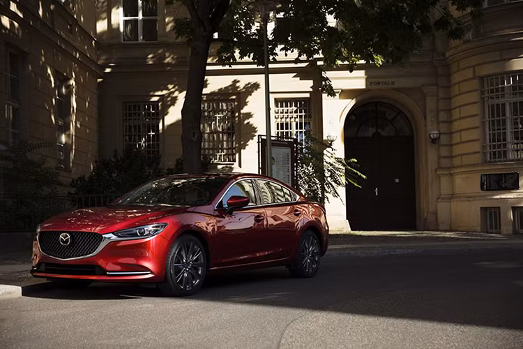 Tại triển lãm Los Angeles Auto Show 2017 đang diễn ra tại Mỹ, hãng xe ôtô Mazda Nhật Bản đã mạnh dạn nâng cấp ngoại hình lẫn trang bị động cơ tăng áp có công suất tới 250 mã lực cho mẫu xe sedan Mazda6 2018.