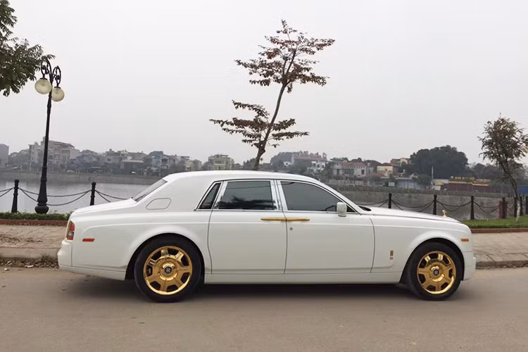Gần đây, chiếc Rolls-Royce Phantom của đại gia Thái Nguyên đã được một số người chuyên mua bán xe sang tại Hà Nội tìm chủ nhân mới. Mức giá rao bán được ước tính khoảng 15 tỷ đồng, rẻ hơn phân nửa so với lúc xe về nước cách đây 5 năm. Đáng chú ý nhất chính là ngoại thất mạ vàng và biển số "tứ quý 9" siêu đẹp.