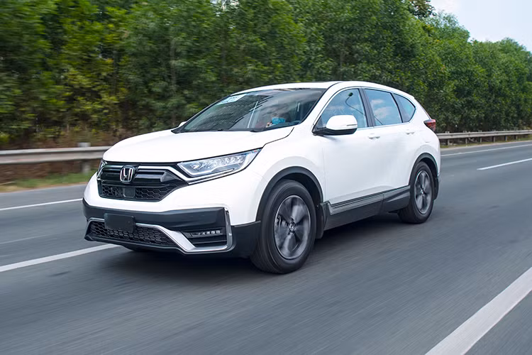 Trong khi các đối thủ dùng động cơ 2.0L hoặc 2.5L, CRV lại sử dụng cỗ máy 1.5L Turbo nhằm mang khả năng tiết kiệm nhiên liệu, nhưng trải nghiệm thì rất khó chê. Xe có độ nhạy chân ga đáng nể thể hiện sức mạnh của khối động cơ tăng áp, vô lăng được trợ lực điện cũng mang đến khả năng điều khiển dễ dàng, độ phản hồi với mặt đường chính xác. Khi chạy tốc độ cao hay ở những cũng đường đèo dốc gồ ghề, khả năng đầm chắc của vô lăng cũng là điểm cộng trên mẫu xe này.