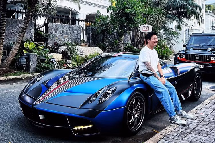 Pagani Huayra của Minh Nhựa đã trải qua 3 lần thay áo khác nhau. Hiện chiếc Pagani Huayra độc nhất Việt Nam đã mang màu áo với điểm nhấn là 2 màu đen Matte và xanh Matte Night Metallic làm màu chủ đạo. Bộ áo này mất gần 1 tuần để những người thợ tại Sài thành thực hiện.