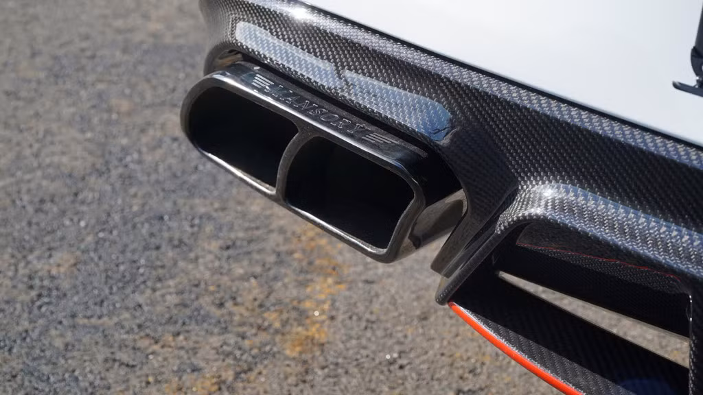 Mercedes-AMG C63 cũng nhận được sự nâng cấp vượt trội ở sức mạnh truyền động. Xe sử dụng bộ động cơ V8 4,0L tăng áp, sản sinh công suất tối đa 650 mã lực và mô-men xoắn cực đại 850 Nm, cho phép tốc độ tối đa chạm mức 310 km/h. Hiện giá bán của bản độ chưa được Mansory tiết lộ.
