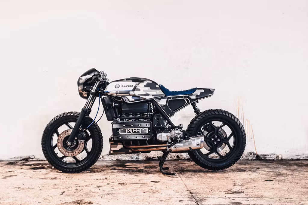 “Ban đầu, nó là chiếc BMW K100 LT đời 1990 nhưng lại dùng bình xăng của mẫu K75. Tôi không thích nó nên đã nảy ra ý tưởng rằn ri nhằm che đậy hình dáng. Hóa ra nó lại rất hay”, Jacek chia sẻ.