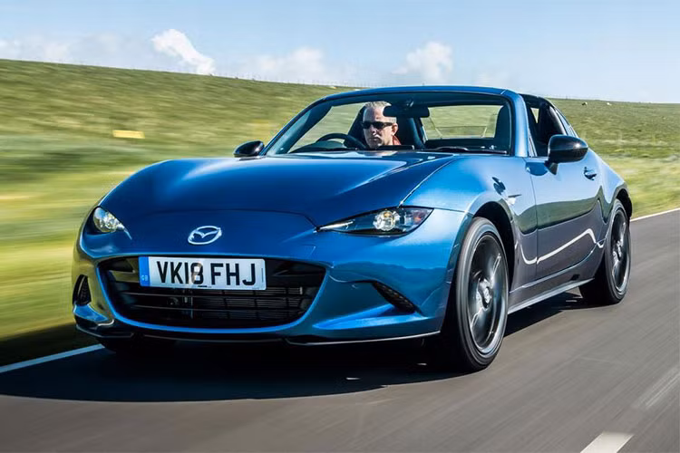 Mẫu xe Mazda MX-5 RF là một phiên bản trần có phần mui cứng đóng mở gọn gàng ở đuôi xe. Trước đó MX-5 sử dụng mui mềm truyền thống, còn phên bản RF được trang bị vòm mui xếp cứng dạng targa.
