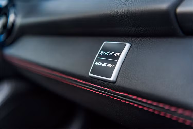 Về sức mạnh, hãng xe hơi Mazda không thay đổi động cơ trên phiên bản MX-5 RF Sport Black Edition so với phiên bản tiêu chuẩn, xe vẫn sử dụng động cơ 4 xy-lanh thẳng hàng (I4) SKYACTIV-G hút khí tự nhiên dung tích 2.0L, động cơ cho công suất tối đa 158 mã lực.