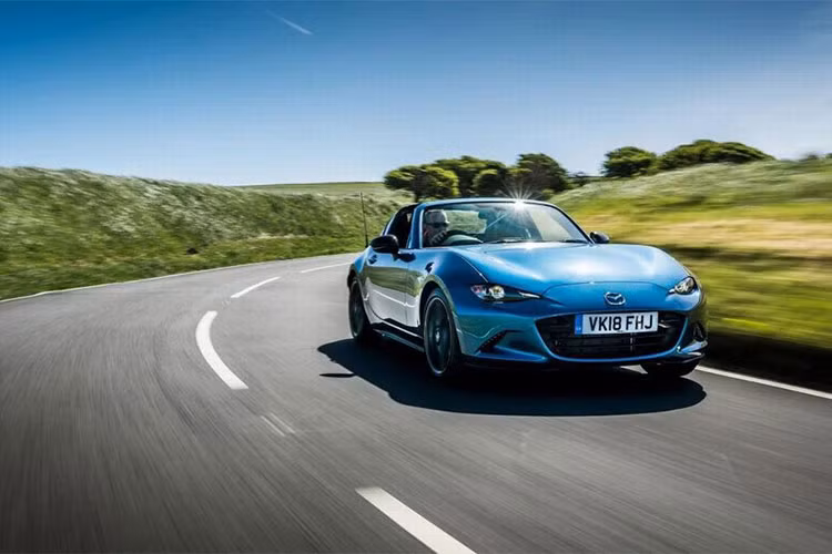 Về ngoại thất, trái với tên gọi - Mazda MX-5 RF Sport Black Edition không dùng màu đen chủ đạo, thân xe được sơn màu xanh dương đặc biệt Eternal Blue Mica, tạo ra bởi các nghệ nhân pha màu ở Nhật Bản.