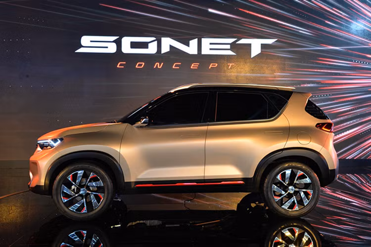 Ngoài ra, Kia Sonet 2021 còn được trang bị khay sạc điện thoại thông minh không dây và cổng USB trên cụm điều khiển trung tâm. Xe không đi kèm phanh đỗ xe điện tử nhưng lại có các nút chọn chế độ lái giống Kia Seltos và camera 360 độ. Khi có mặt trên thị trường Ấn Độ, Kia Sonet 2021 dự kiến sẽ được trang bị 3 loại động cơ khác nhau.