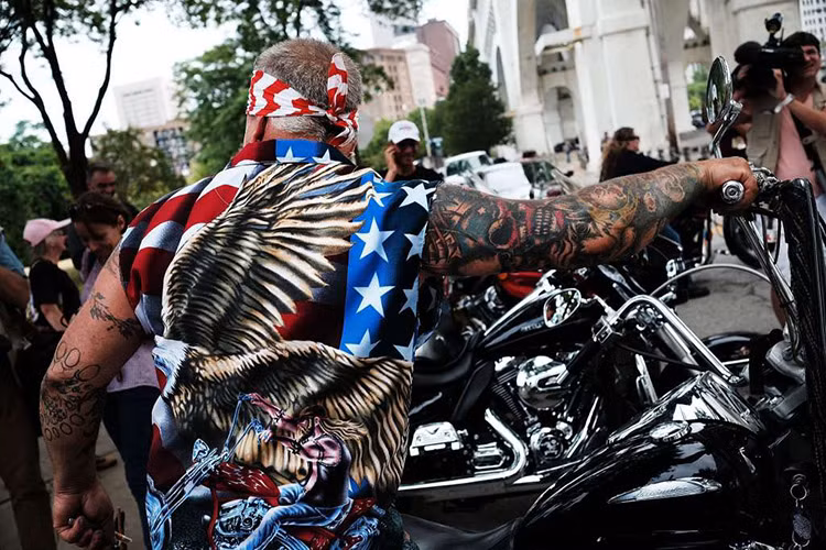 Đại diện các tay chơi xe môtô Harley-Davidson tại Mỹ cũng muốn quá trình chuyển giao quyền lực diễn ra suôn sẻ. Nhóm của ông sẽ giúp ngăn chặn những người “tấn công phụ nữ, nhổ bọt và ném đồ đạc” khi chương trình đang diễn ra.
