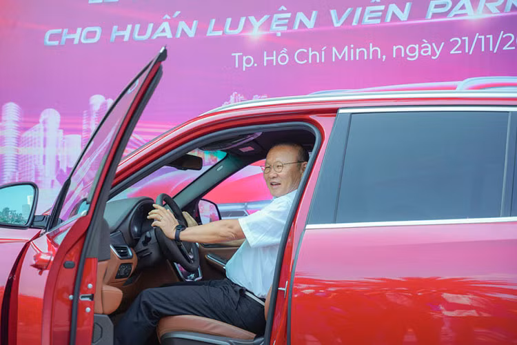 Được thiết kế bởi Pininfarina, VinFast LUX SA2.0 mang ngoại hình ấn tượng, đặc biệt là phần đầu xe mang đậm dấu ấn thương hiệu VinFast với lưới tản nhiệt thiết kế lớn, logo chữ "V" của VinFast nổi bật ở chính giữa. Xe sở hữu dải đèn LED định vị kéo dài xuống lưới tản nhiệt mang phong cách hiện đại, kết hợp với chi tiết crôm bóng bên phải của logo tạo nên chữ "F", ký tự thứ hai trong cái tên của thương hiệu xe Việt.