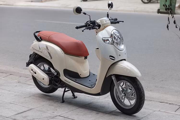 Xe ga Honda Scoopy i 2017 hướng tới khách hàng chính là nữ giới, xe được sản xuất tại Thái Lan và là đối thủ trực tiếp của chiếc Yamaha Fino. Mẫu xe tay ga phiên bản mới này được ra mắt tại triển lãm xe Bangkok 2016 và vừa xuất hiện tại Việt Nam thông qua một đại lý nhập khẩu xe máy tư nhân tại Hà Nội với mức giá khoảng 60 triệu đồng.