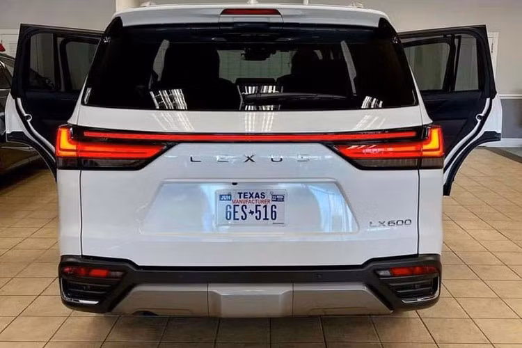 Hệ thống vận hành trên Lexus LX600 2022 còn có thêm bộ vi sai chống trượt giới hạn Torsen để có lực kéo tốt hơn từ trục sau. Biến thể F-Sport đi kèm với điều chỉnh riêng cho bộ giảm chấn trước và sau, cùng với bộ ổn định phía sau và các cài đặt khác nhau cho hệ thống treo biến thiên và hệ thống lái trợ lực điện.