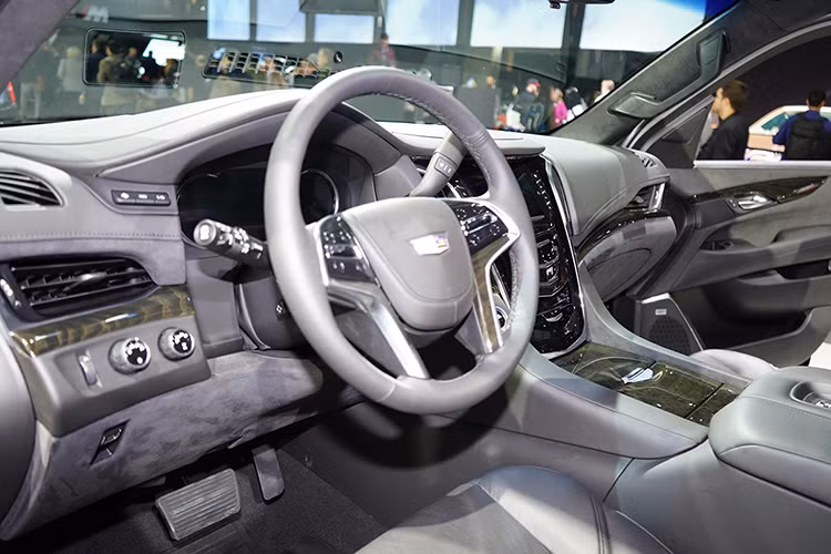 Nhằm tăng thêm trải nghiệm lái, Sport Edition còn được trang bị ghế trước sưởi và làm mát, hàng ghế thứ hai có tính năng sưởi, và có thể tăng diện tích trong xe bằng cách gập hàng ghế thứ hai và thứ ba.