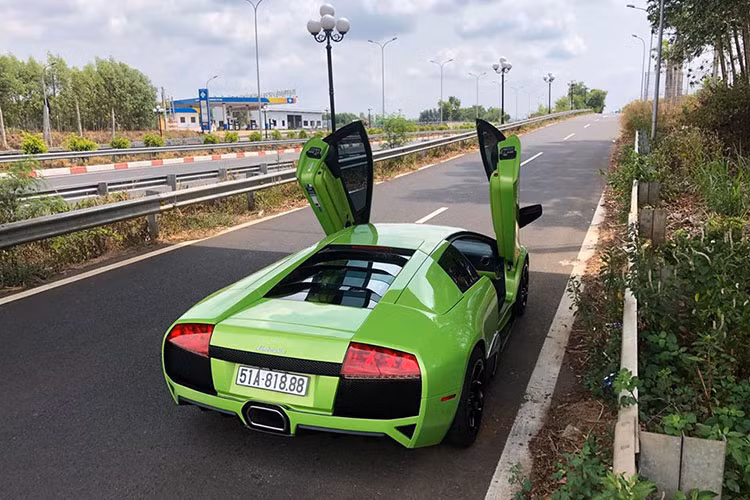 Ngoài bộ áo xanh cốm đầy nổi bật, chiếc siêu xe Lamborghini Murcielago LP640 này còn có điểm nhấn khác chính là biển kiểm soát với 3 con số cuối mang ý nghĩa tam hoa. Nếu dịch luôn 5 dãy số 818.88 của xe, biển này còn mang hàm ý "phát nhất tam phát".