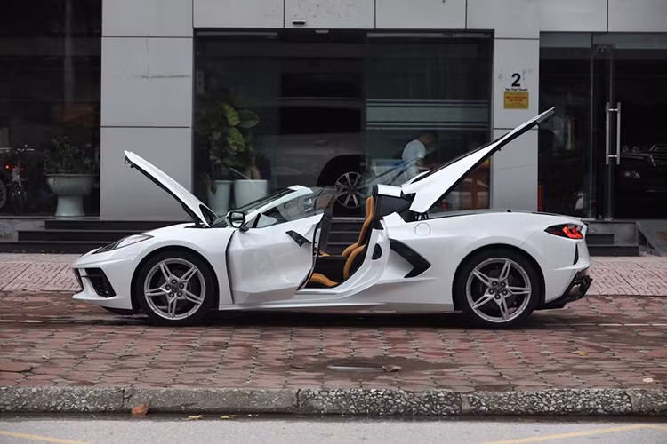 Theo tìm hiểu, chủ sở hữu chiếc Corvette C8 đầu tiên tại Việt Nam là một tay chơi xe khét tiếng khu vực miền Tây Nam Bộ với garage toàn các xế khủng như Ford Mustang mui trần, BMW i8 hay Audi TT. Xe được nhập khẩu về nước theo đơn đặt hàng của vị đại gia Cần Thơ, thông qua một công ty tư nhân ở Hà Nội.