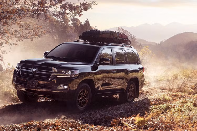 Tại thị trường Mỹ, Toyota Land Cruiser có giá không hề rẻ, gần như ngang ngửa với giá bán của SUV hạng sang Lexus LX570. Ví dụ, dòng Land Cruiser 2019 hiện có giá khởi điểm từ 84.765 USD, trong khi Lexus LX570 2019 có giá khởi điểm từ 85.830 USD cũng tại thị trường này.