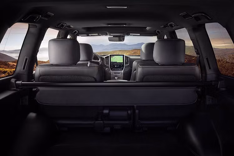 Bên trong của mẫu xe Toyota Land Cruiser Heritage Edition 2020 đặc biệt này chính là không gian nội thất bọc da màu đen với chỉ khâu màu đồng tương phản. Sự kết hợp này được áp dụng cho cả vô lăng, cụm điều khiển trung tâm, bảng đồng hồ và mặt cửa.
