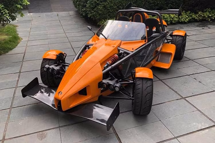 Tại thị trường Mỹ, mẫu xe đua đường phố Ariel Atom 3S có giá 91.775 USD (tương đương 2,13 tỷ đồng). Trong khi đó phiên bản Ariel Atom 3 rẻ hơn ở mức 64.500 USD (khoảng 1,5 tỷ đồng).