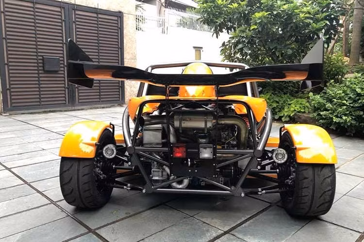 Nhờ khối lượng siêu nhẹ và động cơ mạnh, Ariel Atom 3S dễ dàng tăng tốc 0-100 trong 2,8 giây, hoàn thành quãng đường 400m trong 10,7 giây.