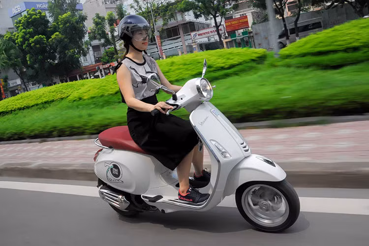 Cuối cùng, phái đẹp Việt cũng cần chú ý đến mục đích sử dụng để chọn xe ga phù hợp. Với thành phố đông đúc và thường xuyên ùn tắc giao thông, bạn nên chọn mua loại xe có kích thước vừa phải, động cơ nhẹ nhàng vừa đủ (dưới 150cc). Ở ngoại ô có thế chọn cho mình mẫu xe dung tích lớn hơn nhưng tiết kiệm nhiên liệu.
