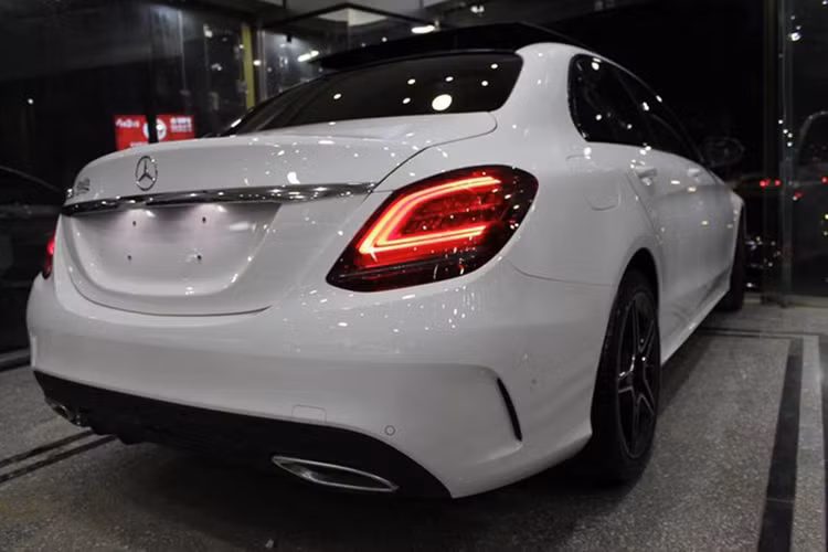 Hiện các thông số kỹ thuật chính thức của Mercedes-Benz C-Class 2019 vẫn chưa được hé lộ. Tuy nhiên, vì là phiên bản nâng cấp giữa vòng đời nên mẫu sedan hạng sang cỡ nhỏ này dự kiến không có quá nhiều thay đổi. Về thân vỏ hay form thiết kế, C-Class 2019 vẫn được giữ nguyên so với phiên bản trước.