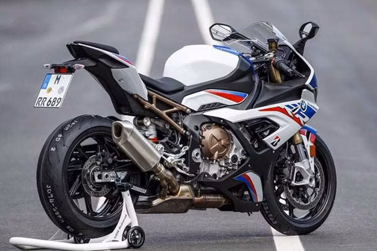 Rất may là phần dàn áo ốp hai bên vẫn được hình mang cá mập quen thuộc. Trong khi mẫu S1000RR thế hệ cũ được ví như "cá mập" thì S1000RR 2020 lại được so sánh với "cá voi sát thủ" do có thiết kế đèn và và dàn áo mới. Về mặt công nghệ, BMW S1000RR 2020 sở hữu nhiều hệ thống điện tử hỗ trợ người lái như DTC, ABS Pro, DTC Wheelie Function và hệ thống DDC.