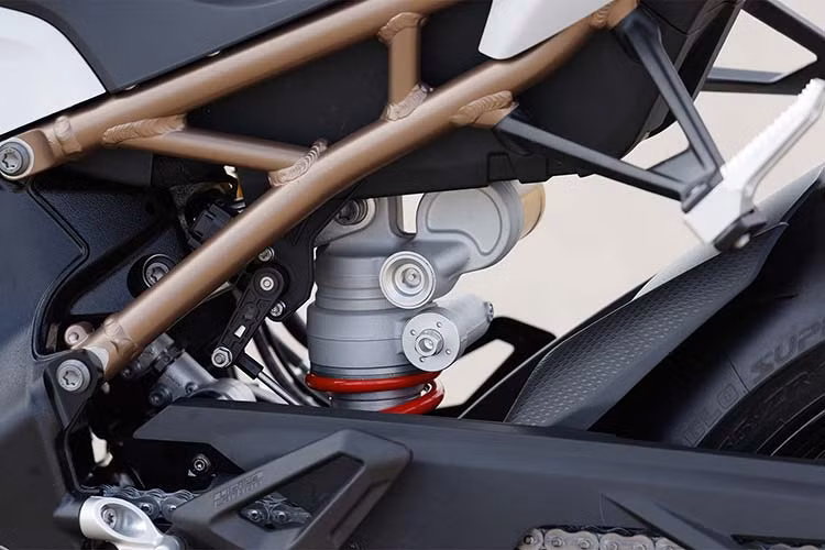 Về ngoại hình, BMW S1000RR 2020 gây bất ngờ khi không còn thiết kế bất đối xứng đặc trưng. Thay thế cho cặp đèn "mắt nổ mắt xịt" là cặp đèn pha LED nhỏ gọn hơn, bao quanh viền đèn pha là đèn định vị LED hiện đại, càng nhấn mạnh và làm nổi bật cặp đèn pha mới của xe.