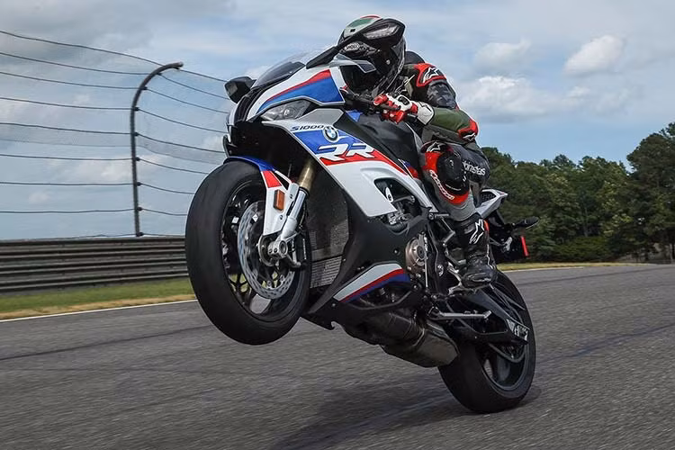 Phiên bản cao cấp nhất là S1000RR M Performance sẽ có các trang bị nổi bật như bộ vành bằng sợi carbon, ắc quy siêu nhẹ và hệ thống điều chỉnh khung gầm giúp thay đổi chiều cao và tư thế lái của xe. Chỉ ít ngày tới, BMW S1000RR 2020 sẽ chính thức có mặt tại showroom của BMW Motorrad Việt Nam.
