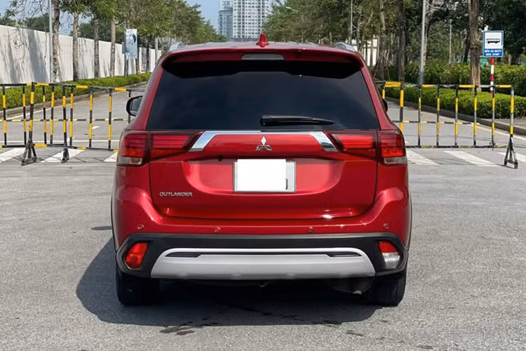 Outlander 2021 2.0 Premium được trang bị hai túi khí, hệ thống chống bó cứng phanh ABS, phân bổ lực phanh điện tử EBD, hỗ trợ phanh khẩn cấp BA, hỗ trợ khởi hành ngang dốc, cân bằng điện tử, và hệ thống chống tăng tốc ngoài kiểm soát. Những trang bị này giúp tăng cường độ an toàn và mang lại sự an tâm cho người dùng trên mỗi hành trình.
