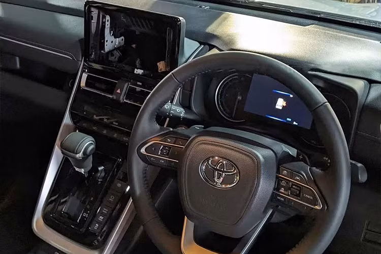 Khoang cabin Toyota Innova 2023 sở hữu thiết kế hiện đại, trang bị ngập tràn công nghệ với màn hình đa thông tin 4,2 inch, màn hình cảm ứng trung tâm 9 inch, phanh tay điện tử, tính năng tự động giữ phanh tạm thời và khởi động nút bấm.