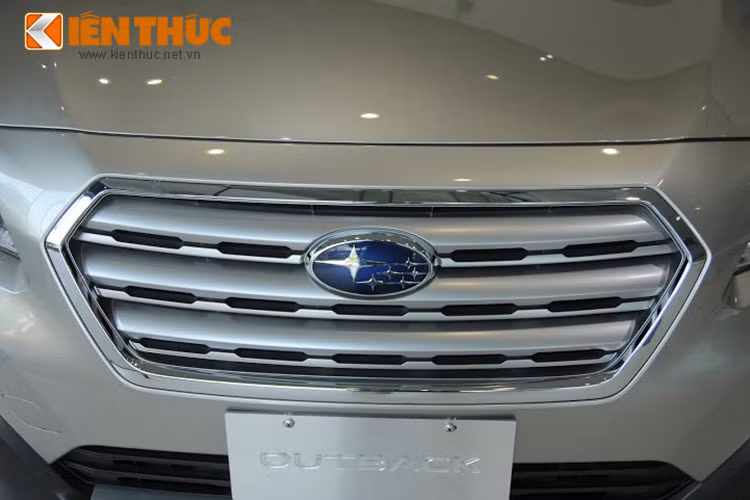 Thiết kế phần đầu xe với tản nhiệt “lục giác” bề thế với ba thanh ngang và cụm đèn pha trước sắc sảo.
